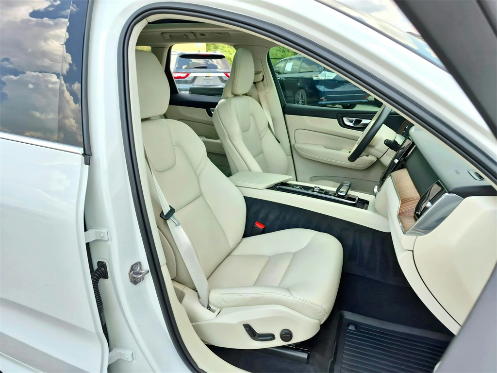 2022 Volvo XC60 B5 Momentum White at Ultimate Motorsports