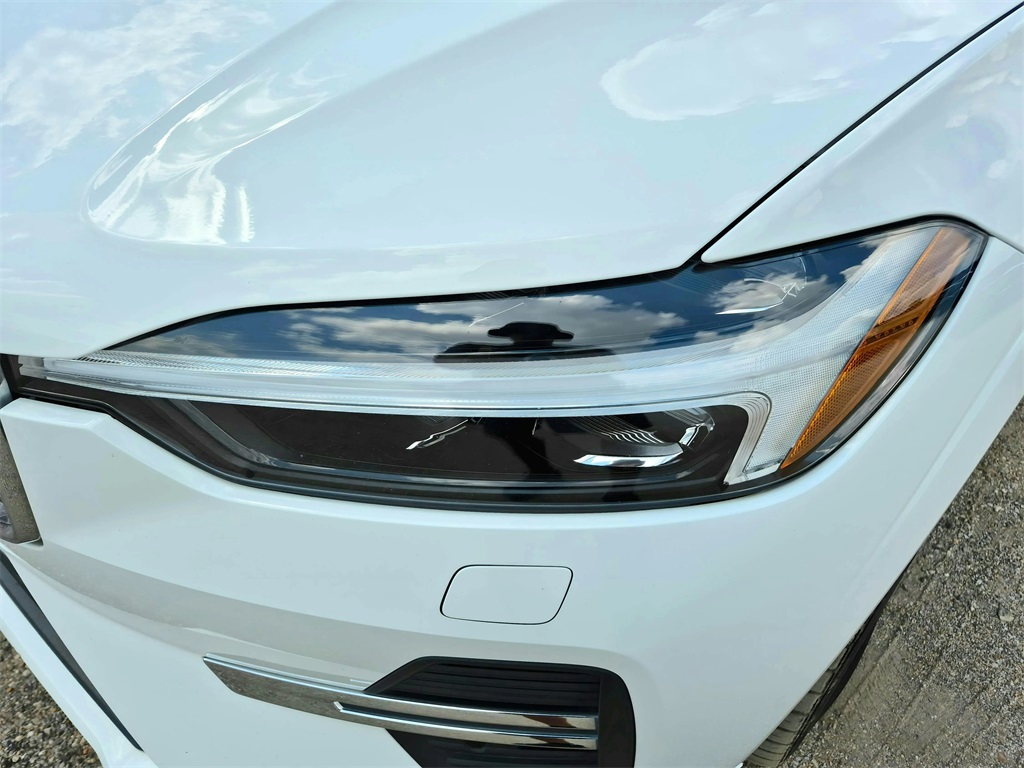 2022 Volvo XC60 B5 Momentum White at Ultimate Motorsports