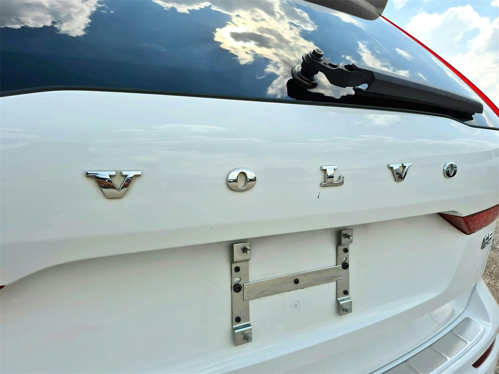 2022 Volvo XC60 B5 Momentum White at Ultimate Motorsports