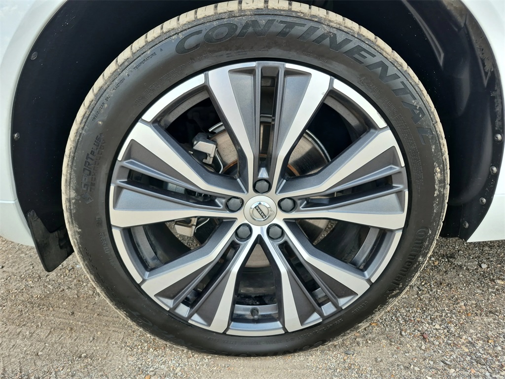 2022 Volvo XC60 B5 Momentum White at Ultimate Motorsports