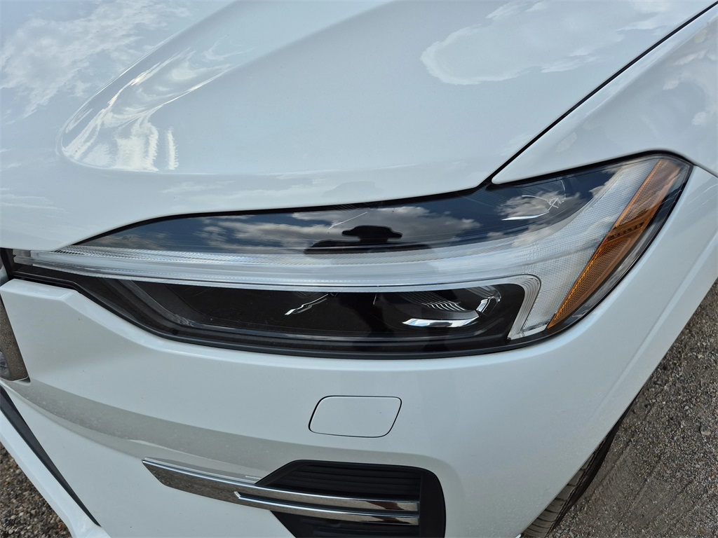 2022 Volvo XC60 B5 Momentum White at Ultimate Motorsports
