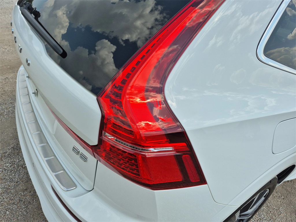 2022 Volvo XC60 B5 Momentum White at Ultimate Motorsports