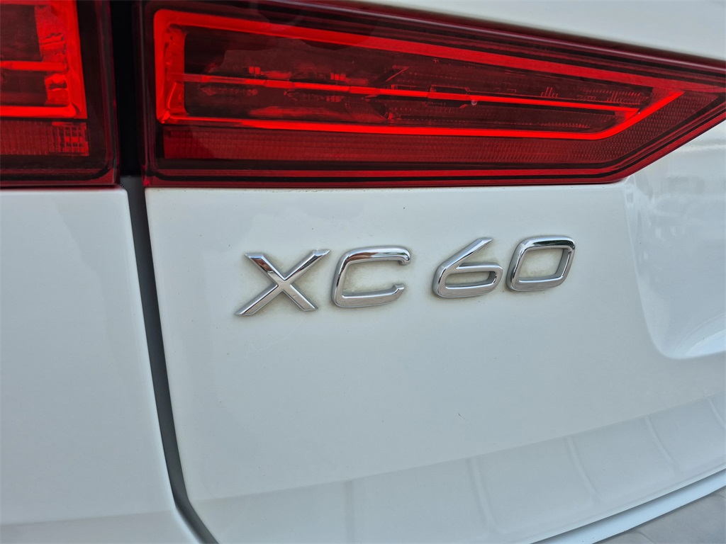 2022 Volvo XC60 B5 Momentum White at Ultimate Motorsports