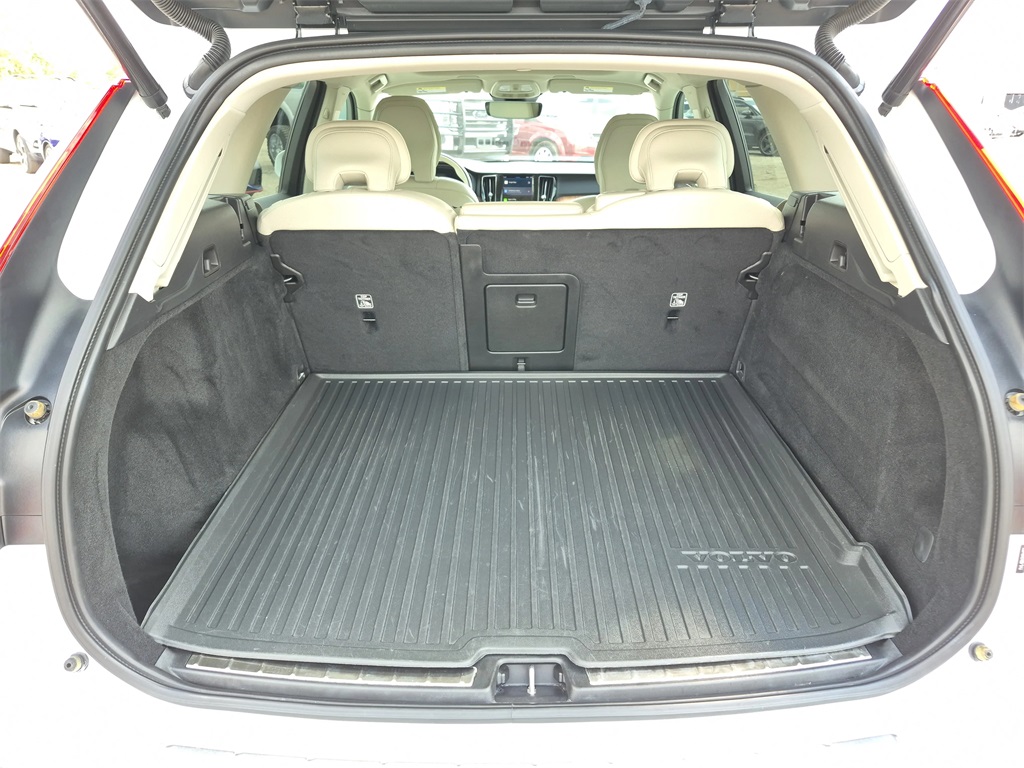 2022 Volvo XC60 B5 Momentum White at Ultimate Motorsports