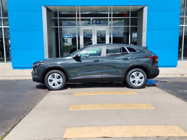 2025 Chevrolet Trax LS photo 2