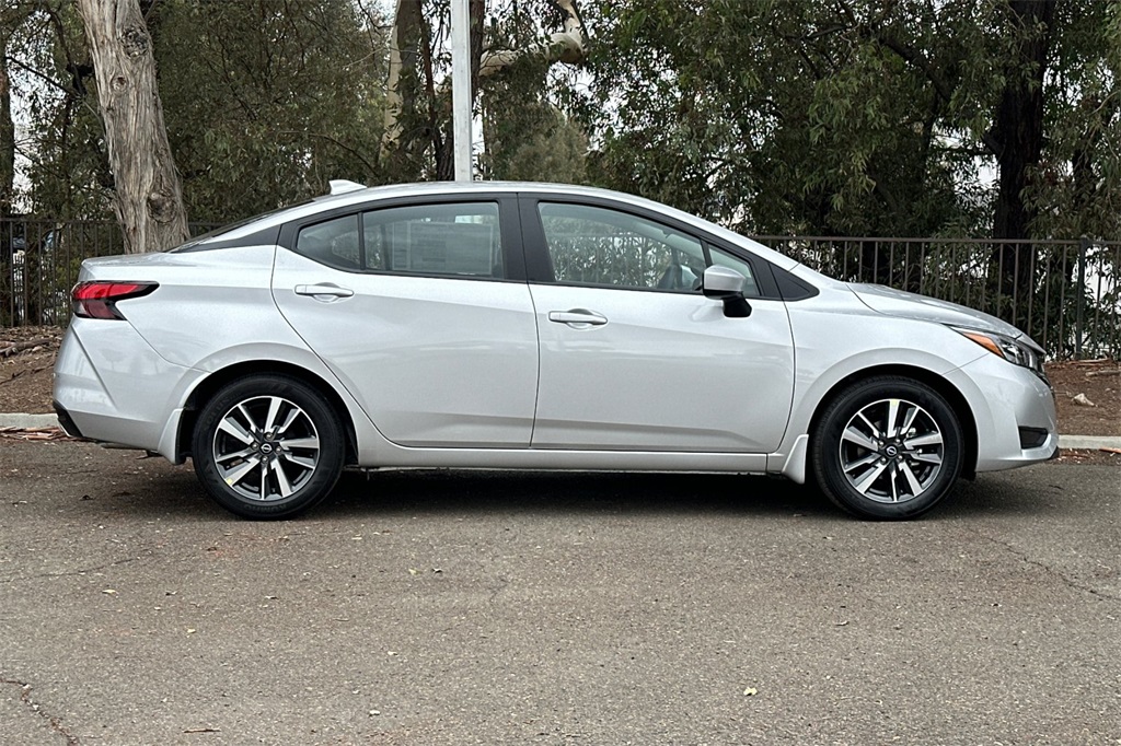 2025 Nissan Versa 1.6 SV photo 3