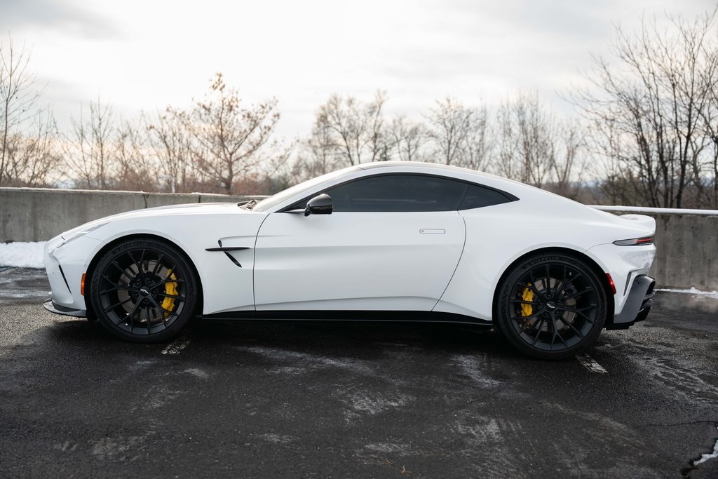 2025 Aston Martin Vantage Base's photo