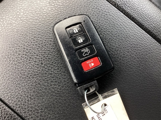 Used Car 2018 Toyota Highlander  Se For Sale Under $25,000 In San Antonio, Texas