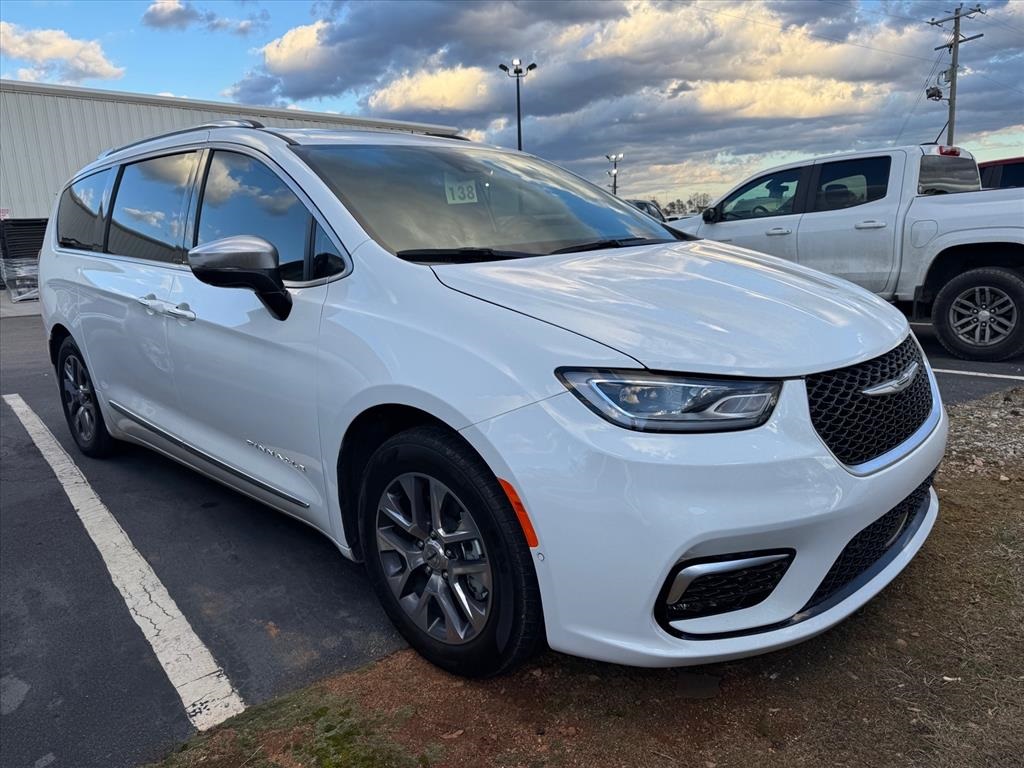 2023 Chrysler Pacifica Hybrid Pinnacle FWD