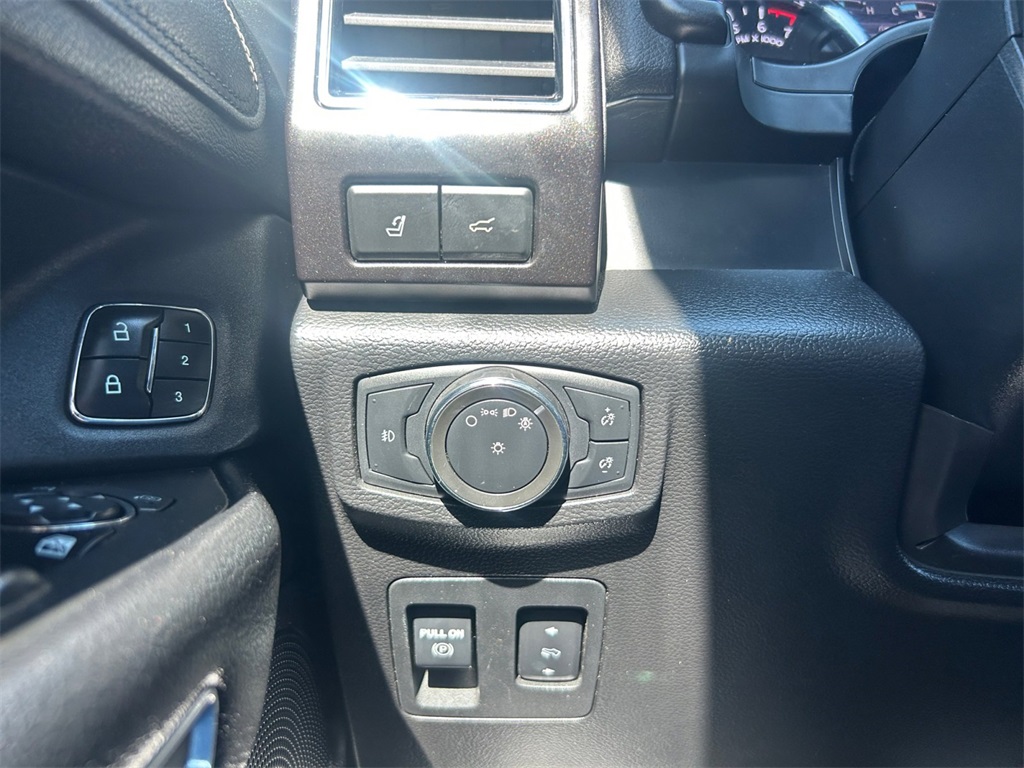 Used Car 2020 Ford Expedition  Limited For Sale Under $25,000 In Floresville, Texas