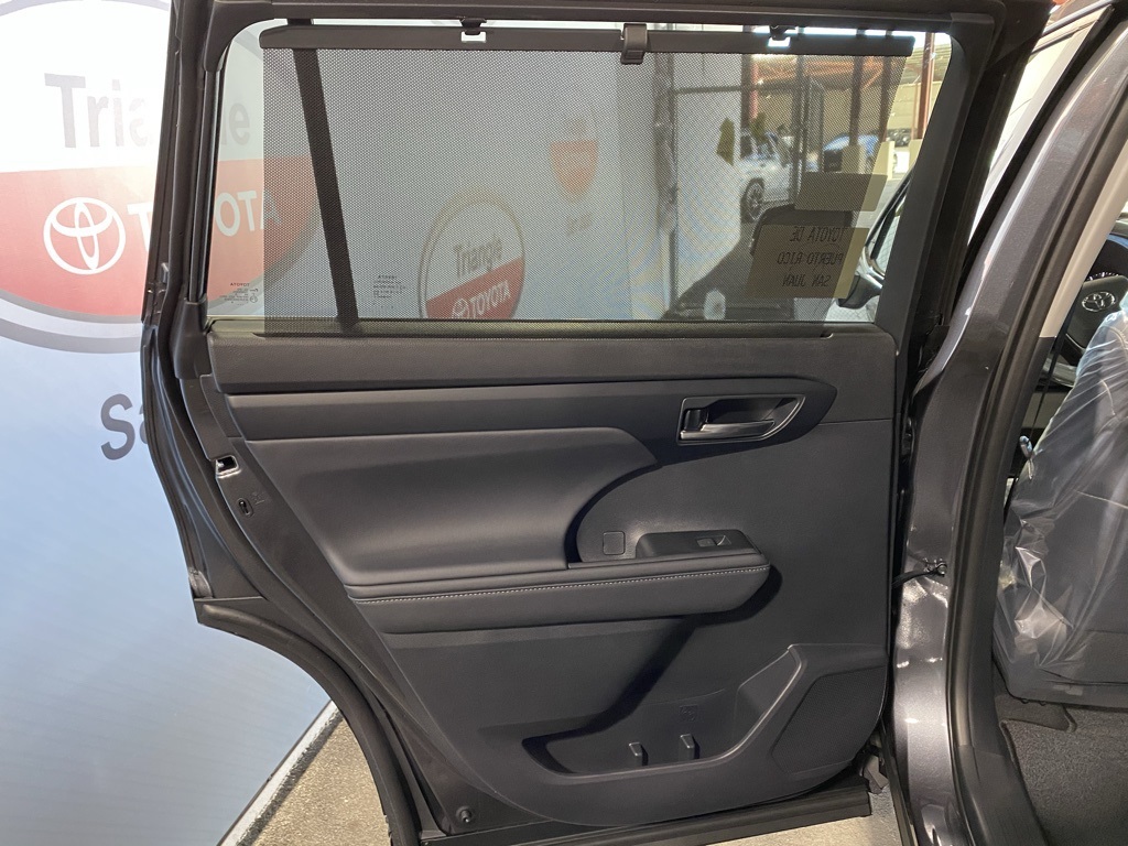 Thumbnail: 2025 Toyota Highlander - 30