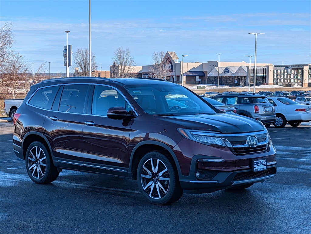 2020 Honda Pilot Touring AWD with Rear Captain's Chairs