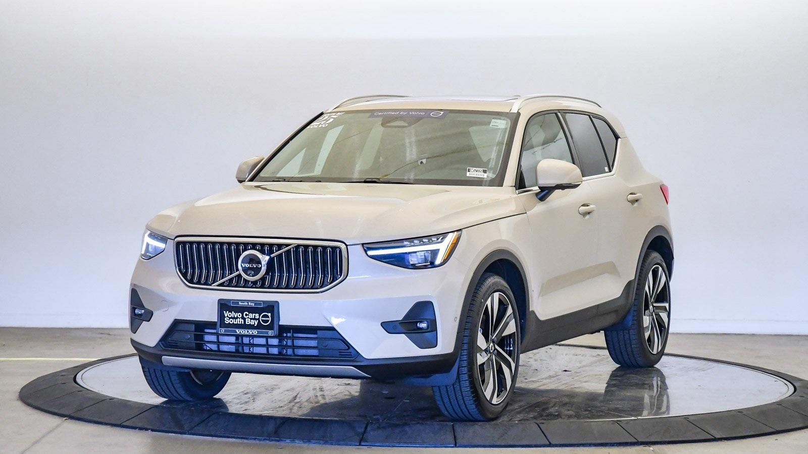 2025 Volvo XC40 B5 Plus Bright Theme AWD