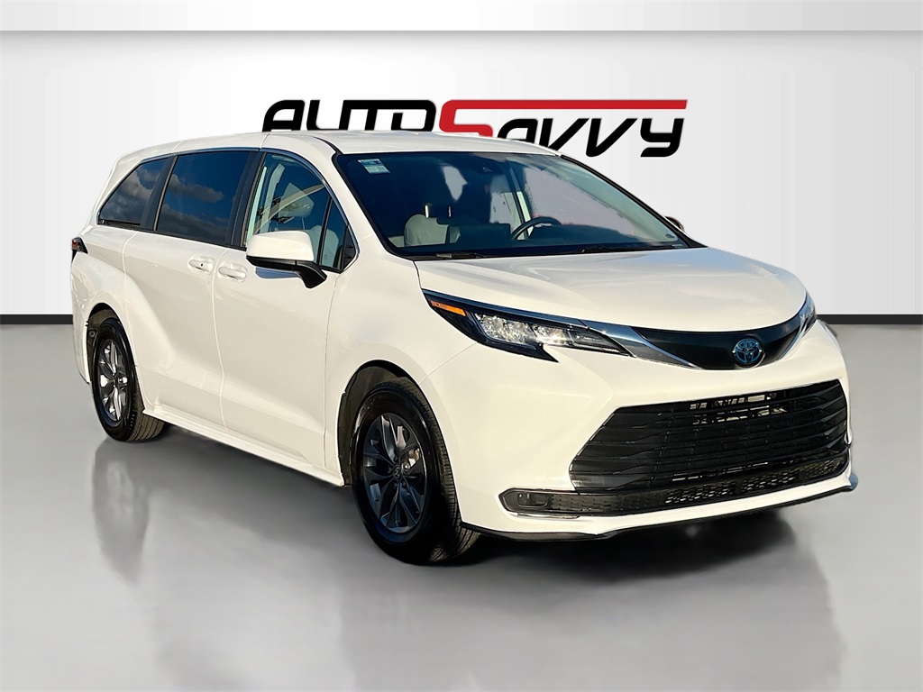 2022 Toyota Sienna LE White at Toyota of Victoria