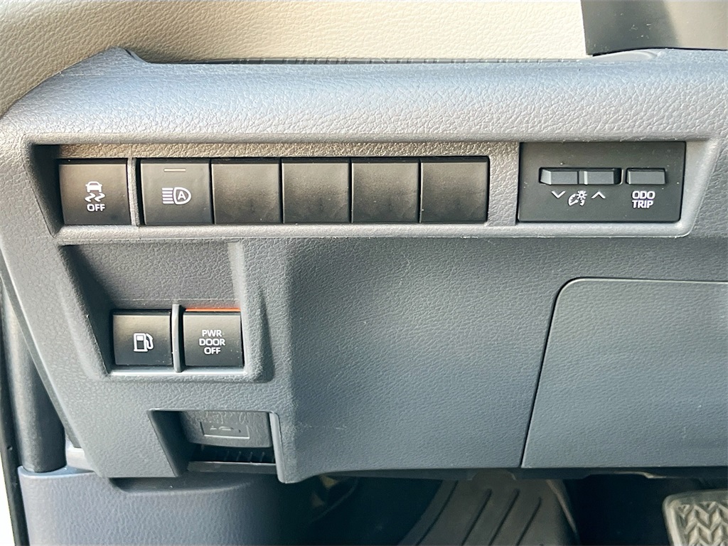 2022 Toyota Sienna LE White at Toyota of Victoria