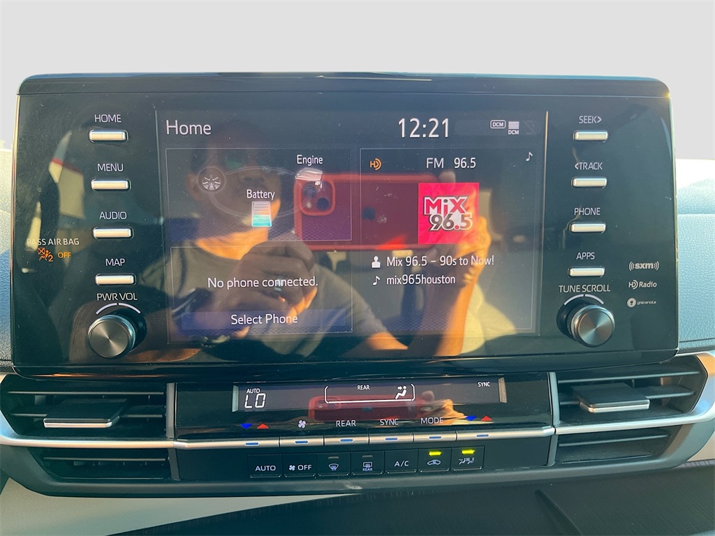 2022 Toyota Sienna LE White at Toyota of Victoria