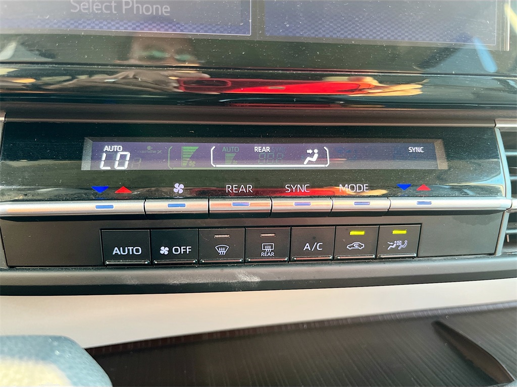 2022 Toyota Sienna LE White at Toyota of Victoria