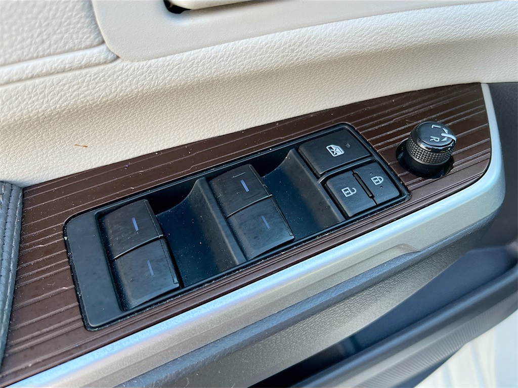 2022 Toyota Sienna LE White at Toyota of Victoria