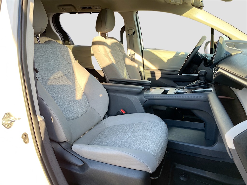 2022 Toyota Sienna LE White at Toyota of Victoria