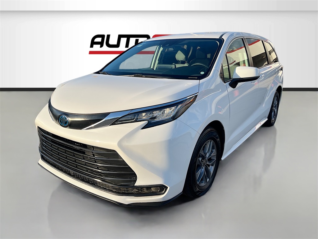 2022 Toyota Sienna LE White at Toyota of Victoria