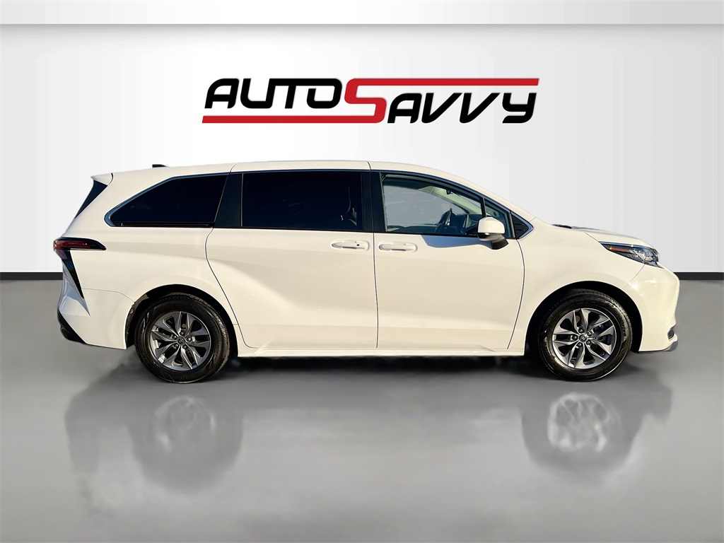 2022 Toyota Sienna LE White at Toyota of Victoria