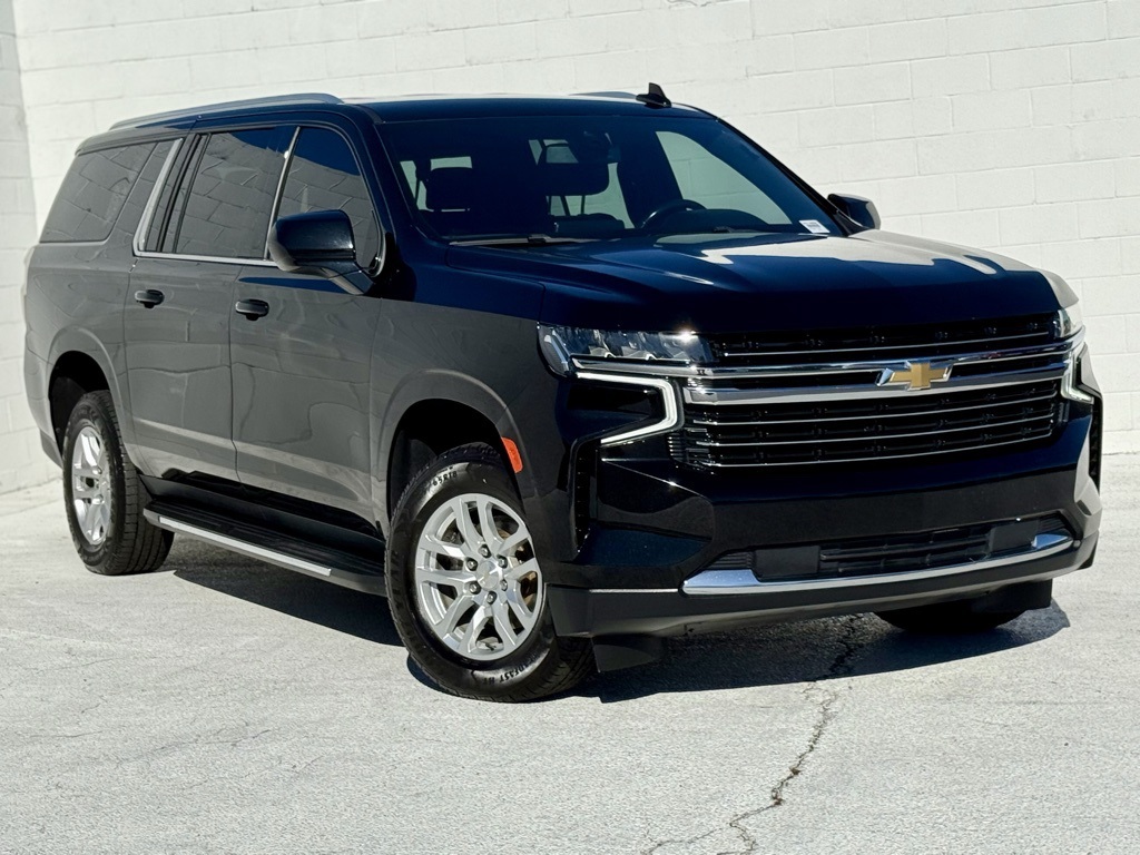 2021 Chevrolet Suburban LT photo 2