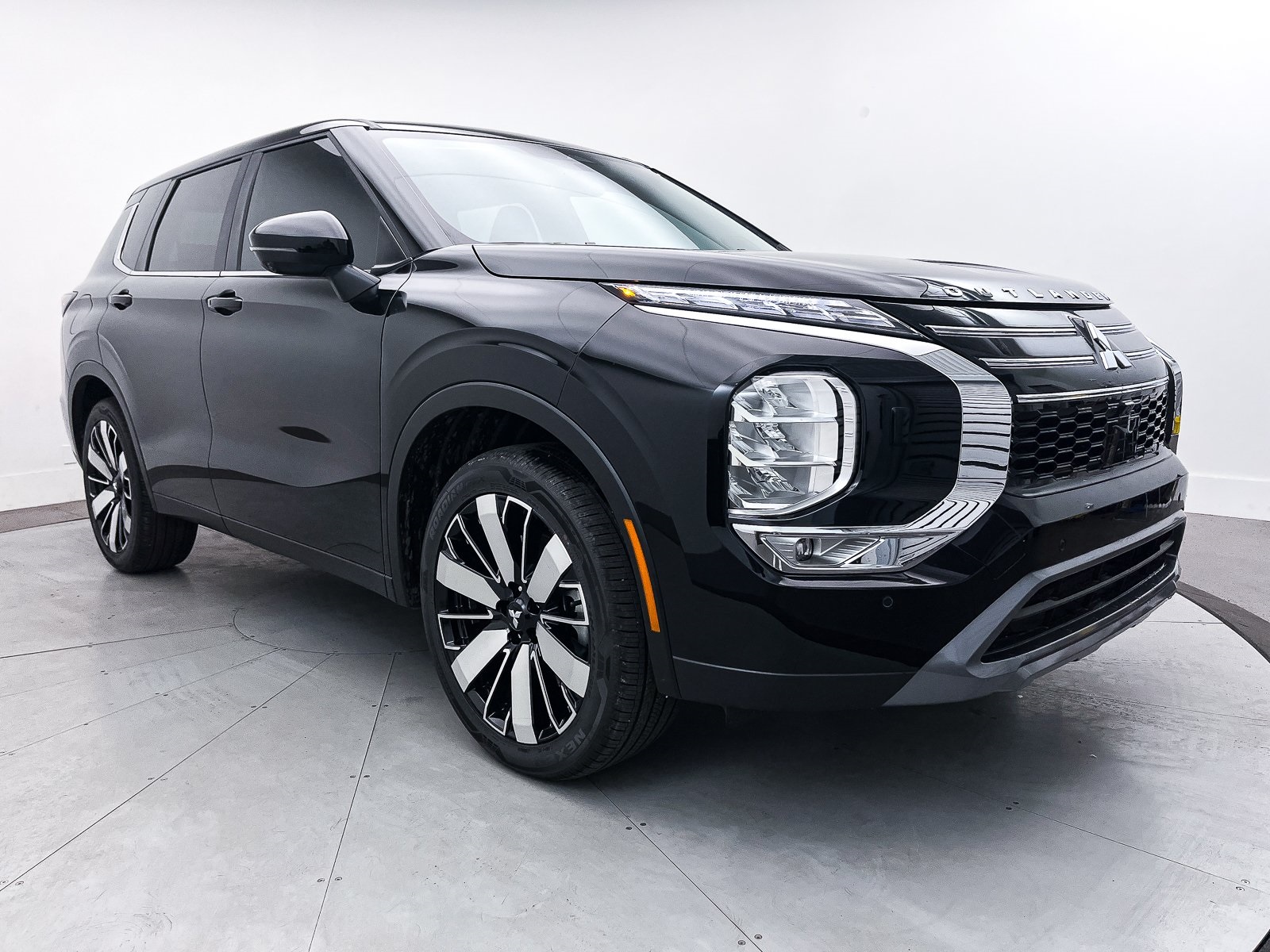 2025 Mitsubishi Outlander SE's photo