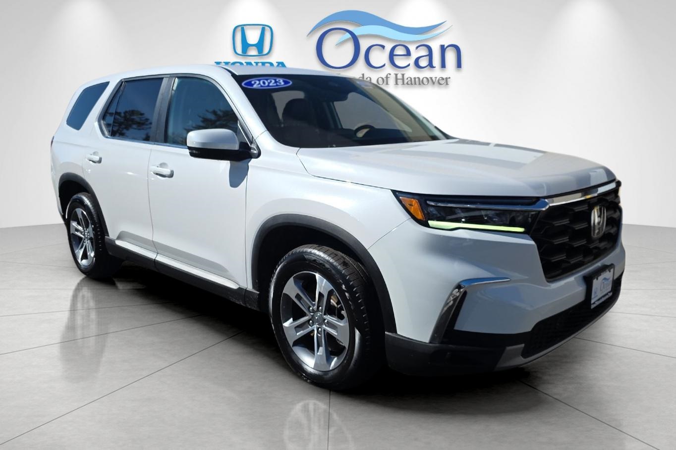 2023 Honda Pilot EX-L AWD with Captains Chairs