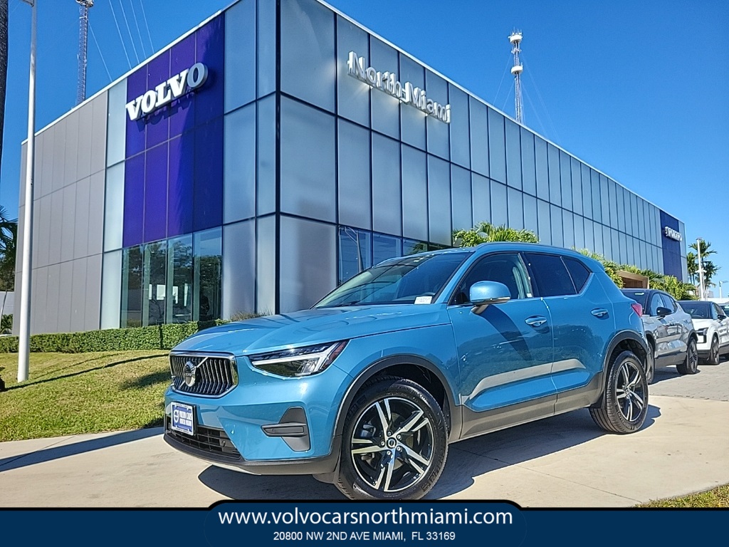 2025 Volvo XC40 B5 Core