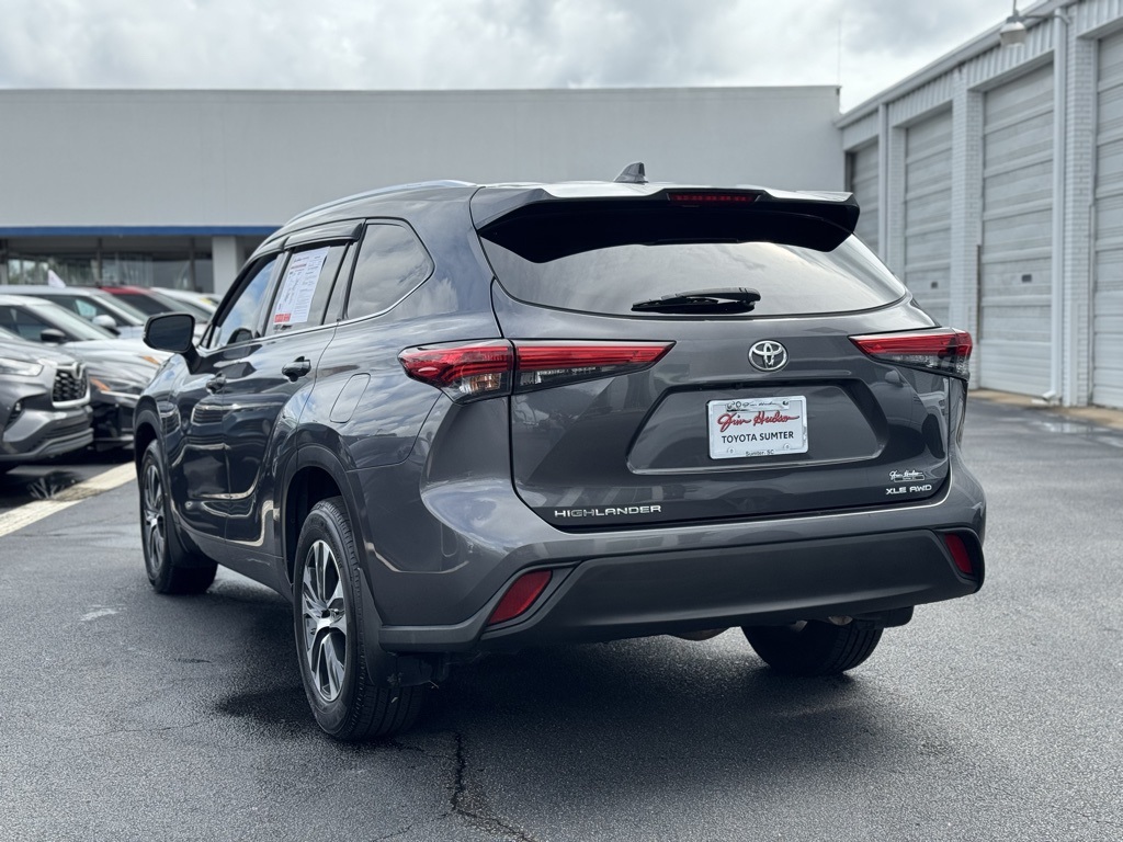 2021 Toyota Highlander XLE photo 2