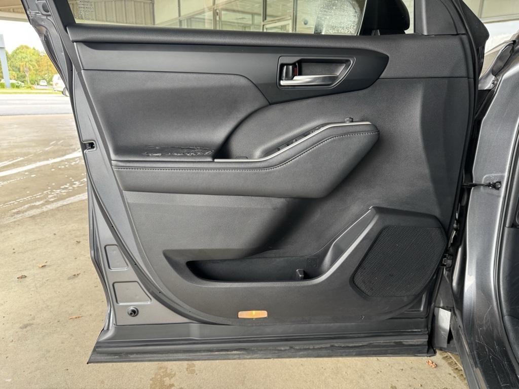 2021 Toyota Highlander XLE photo 3
