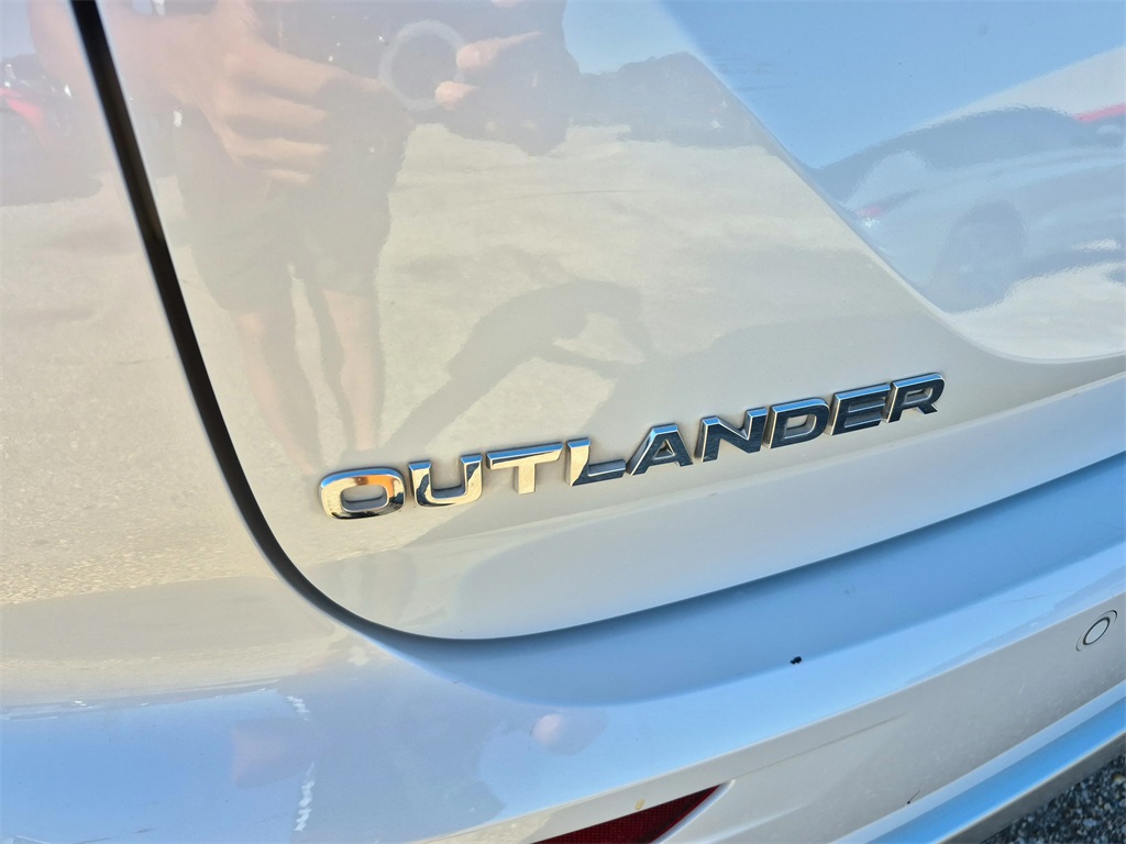 2022 Mitsubishi Outlander SEL White at Bayshore Chrysler Jeep Dodge Ram