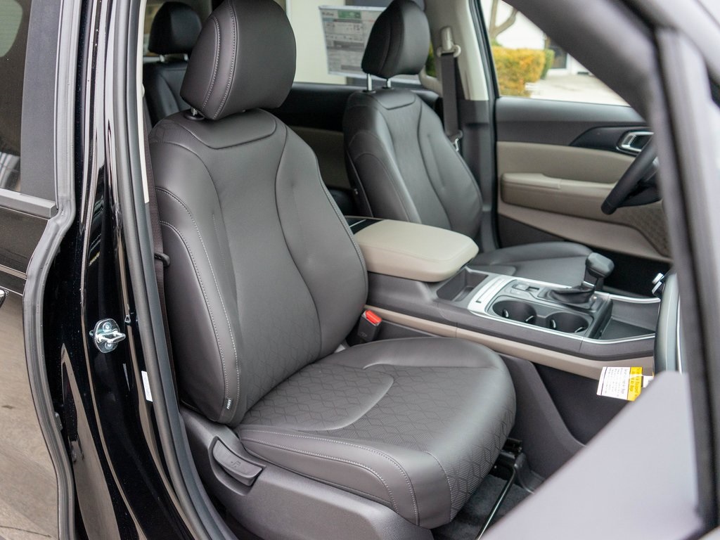 2026 Kia Carnival LXS photo 3