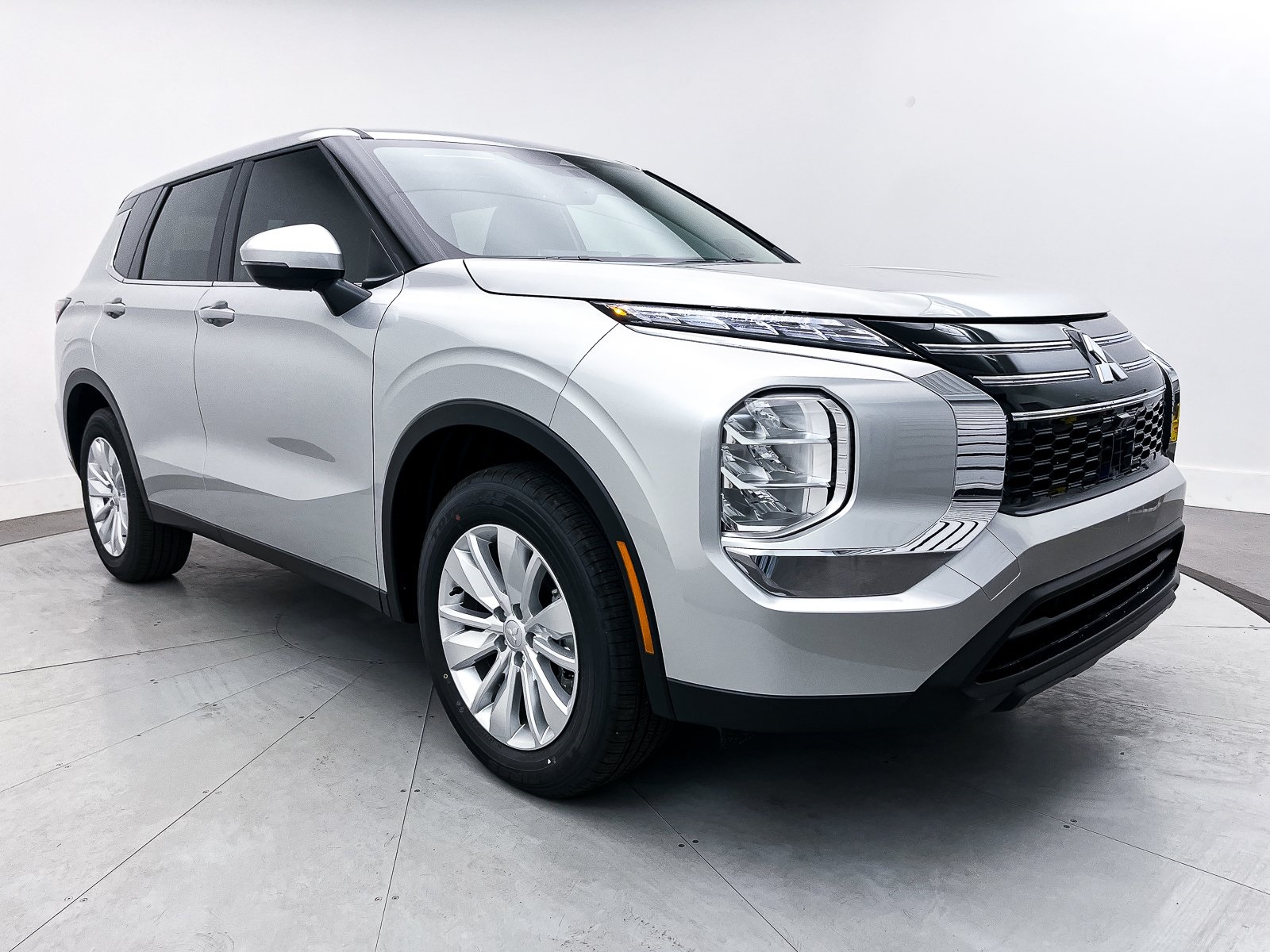 2025 Mitsubishi Outlander ES's photo