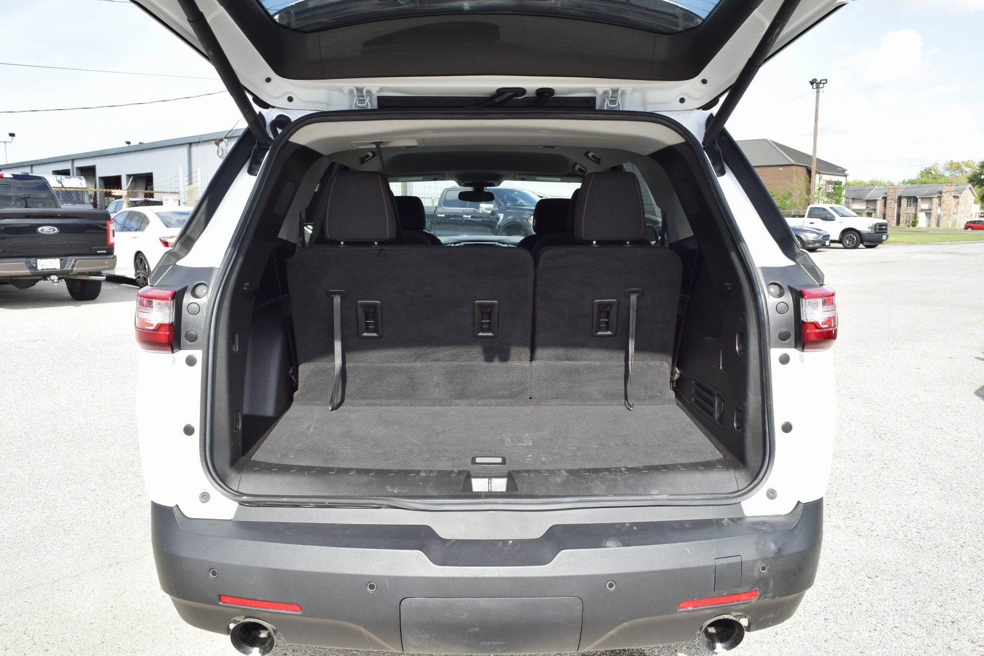 2021 Chevrolet Traverse LT White at AutoSavvy Houston Southwest