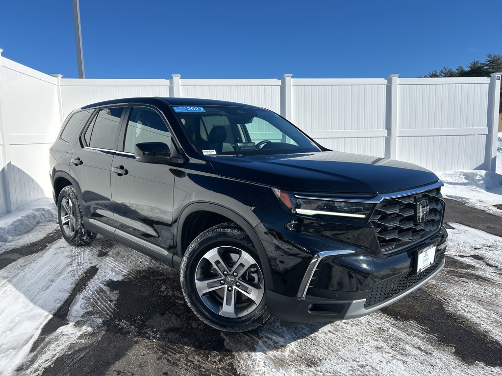 2023 Honda Pilot EX-L AWD with Captains Chairs