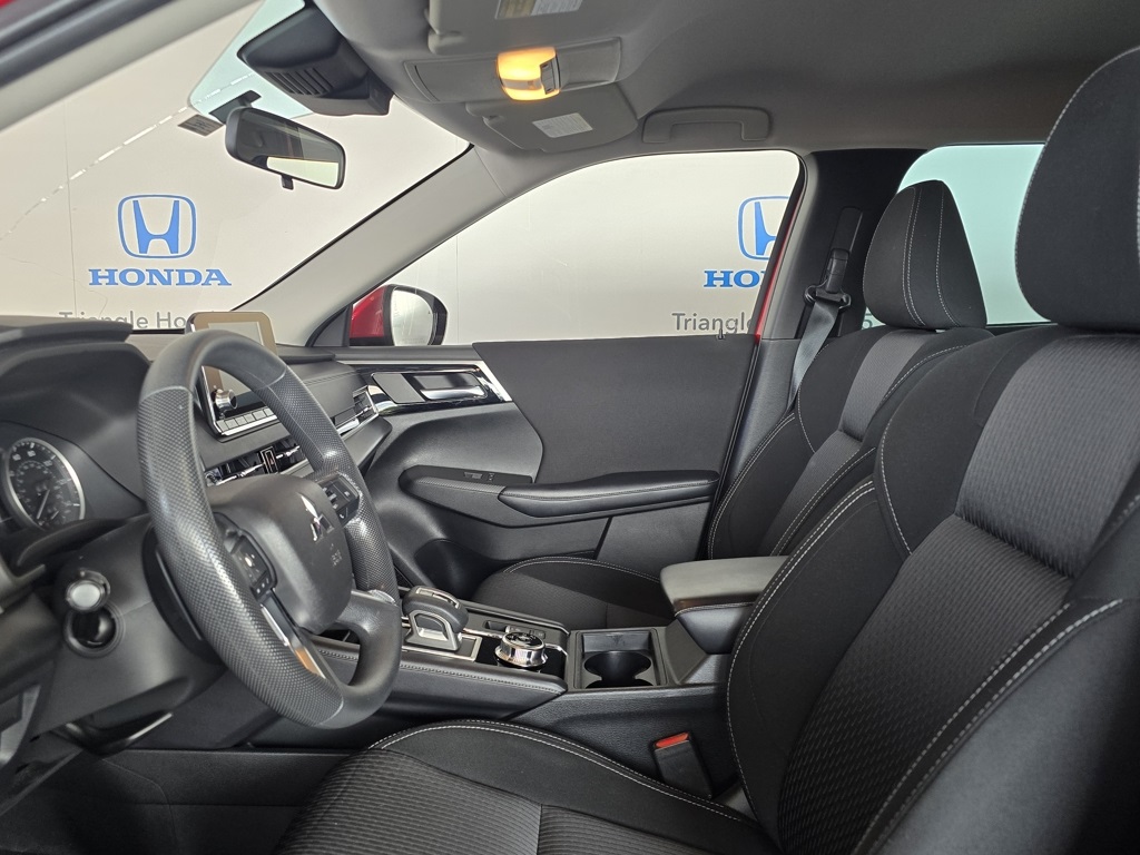 Thumbnail: 2022 Mitsubishi Outlander - 12