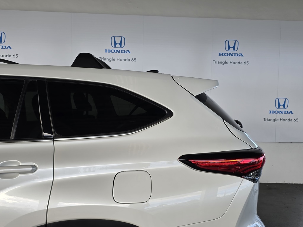 Thumbnail: 2022 Toyota Highlander - 16