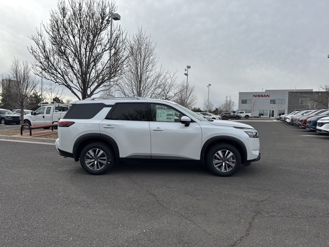 2025 Nissan Pathfinder SL photo 2