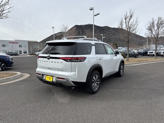 2025 Nissan Pathfinder SL photo 3