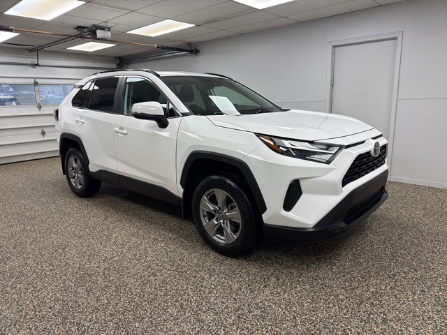 2022 Toyota RAV4 XLE photo 3