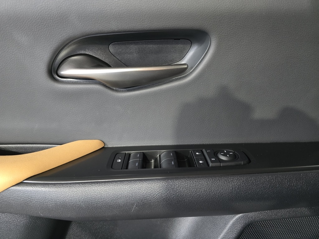 Thumbnail: 2025 Lexus UX - 13