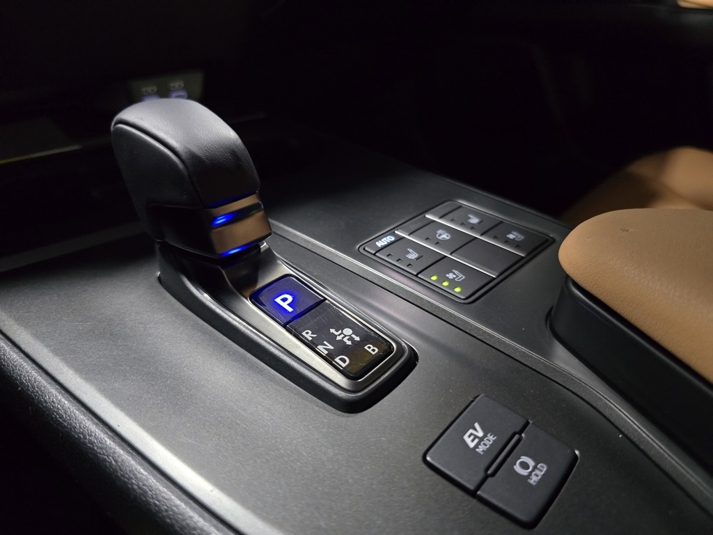 Thumbnail: 2025 Lexus UX - 24