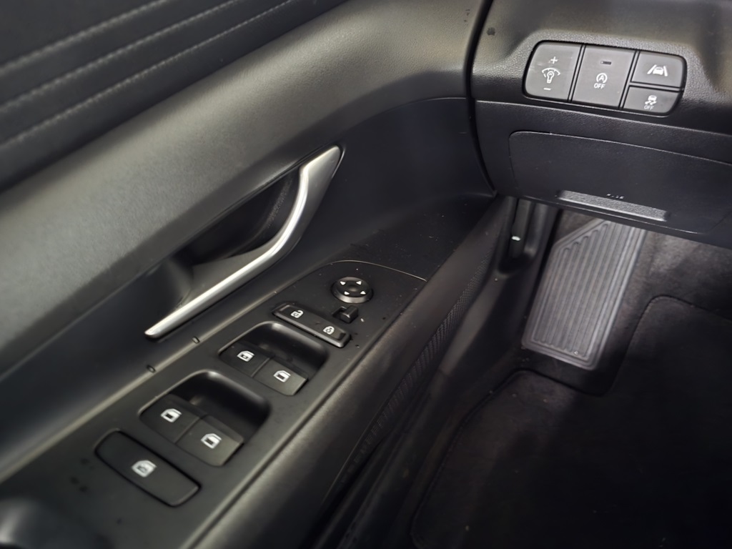 Thumbnail: 2023 Hyundai Elantra - 10