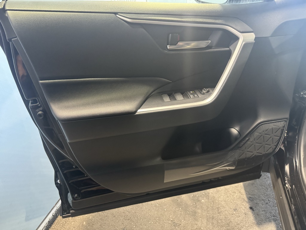 Thumbnail: 2025 Toyota RAV4 - 32