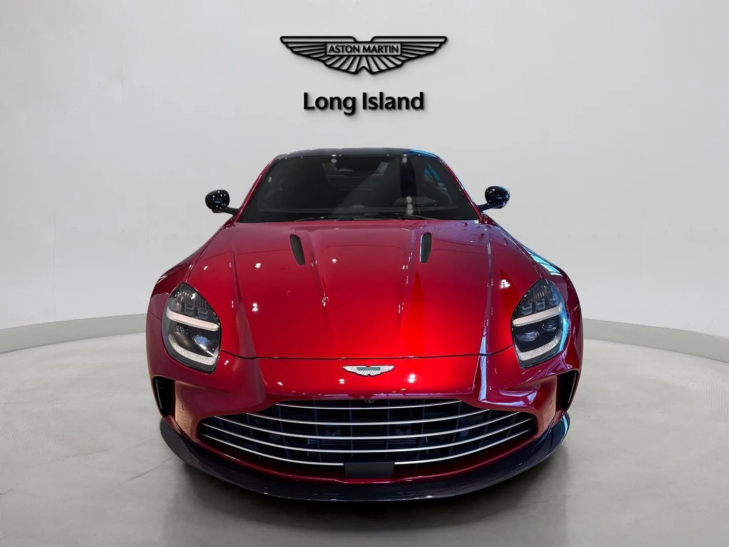2025 Aston Martin Vantage photo 2
