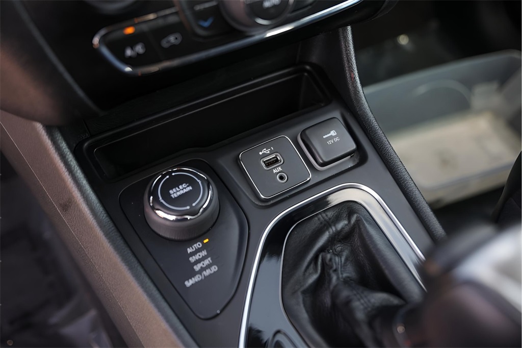 Used Car 2023 Jeep Cherokee  Altitude For Sale Under $25,000 In Austin, Texas