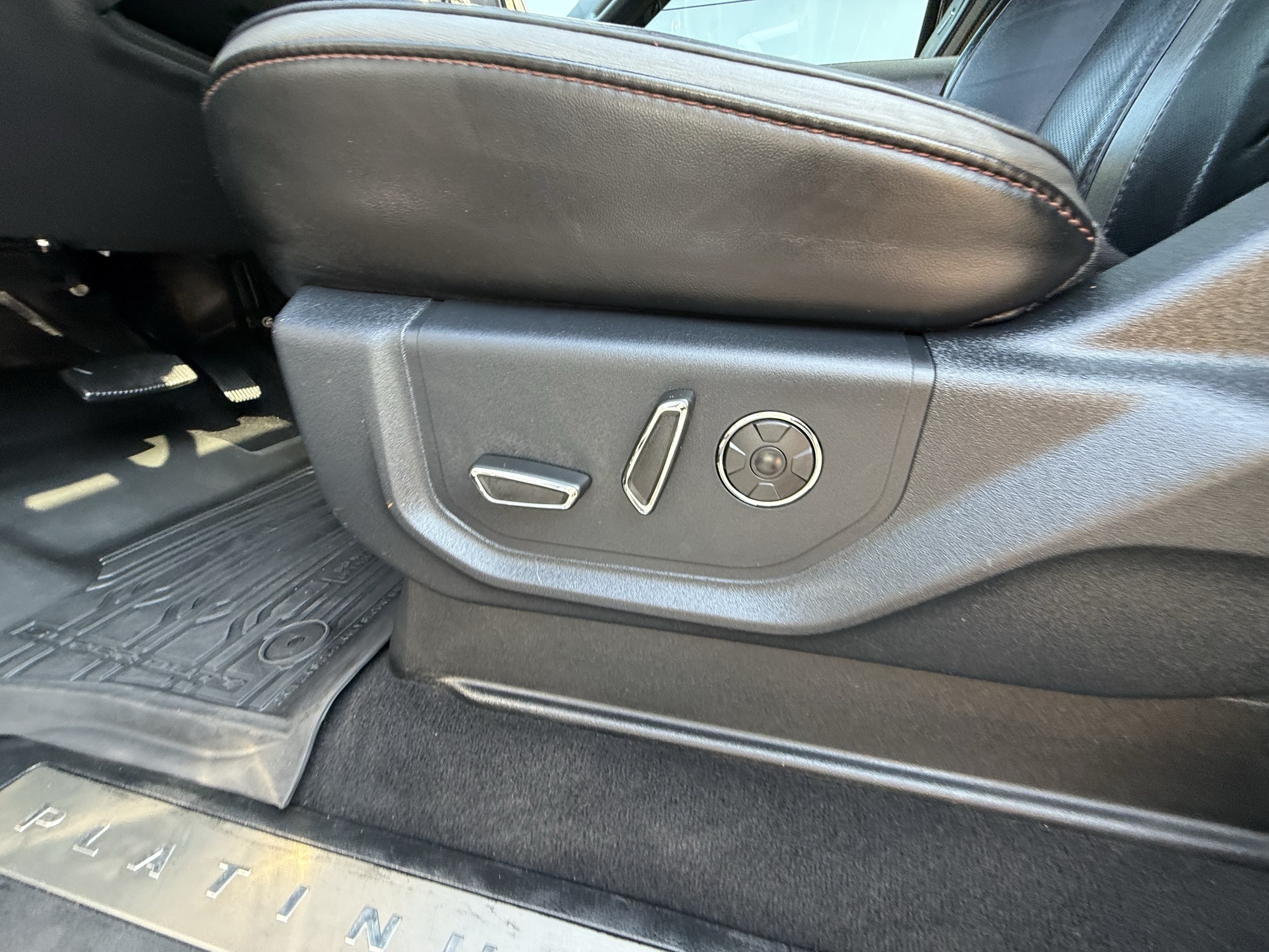 2020 Ford F-450 Platinum photo 19