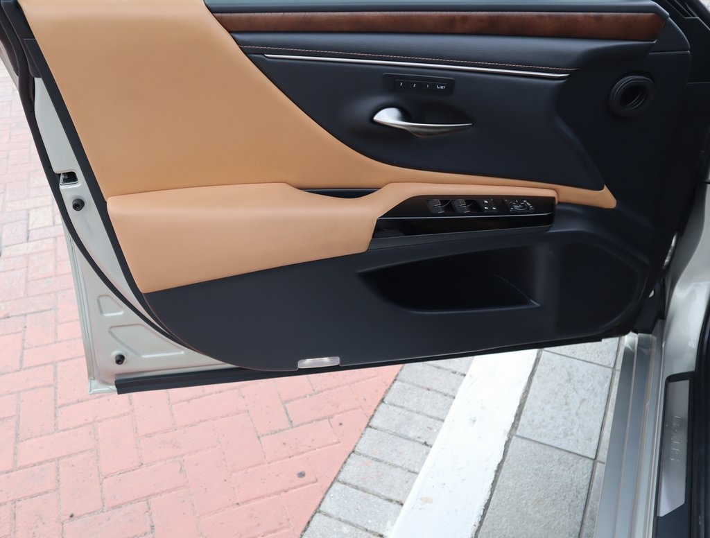 Thumbnail: 2022 Lexus ES - 17