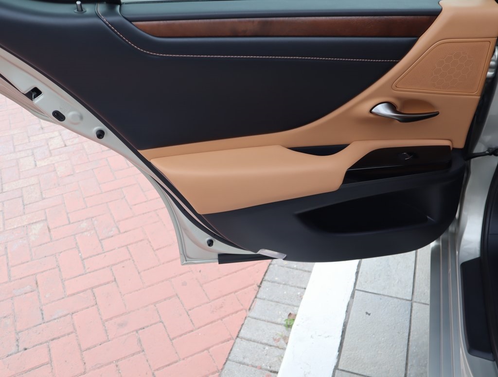 Thumbnail: 2022 Lexus ES - 18